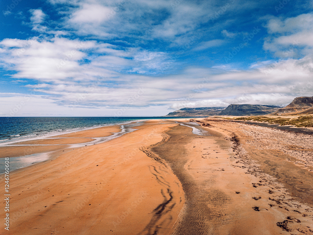 Plage de sable doré dans les fjords de l’Ouest en Islande Plage de sable doré dans les fjords de l’Ouest en Islande