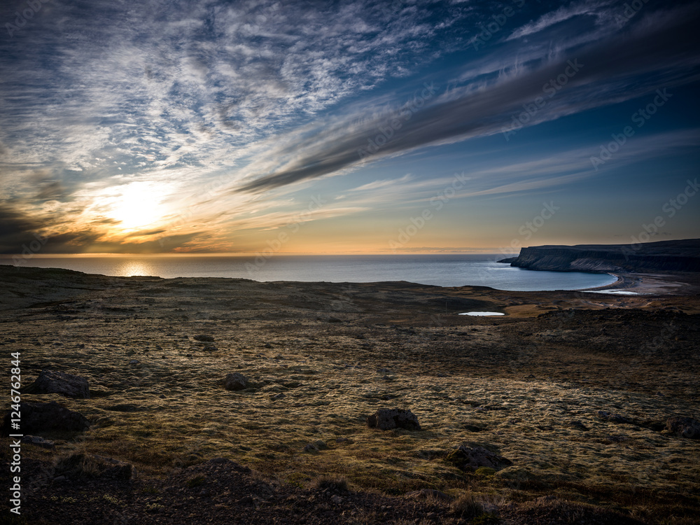 Obraz premium Coucher de soleil sur la côte islandaise, lumière dorée sur un paysage sauvage