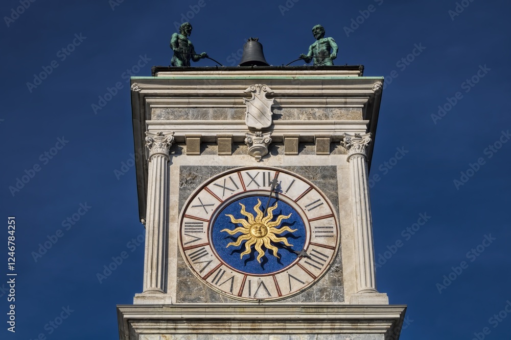 udine, italien - sonnenuhr am turm der loggia di san giovanni,