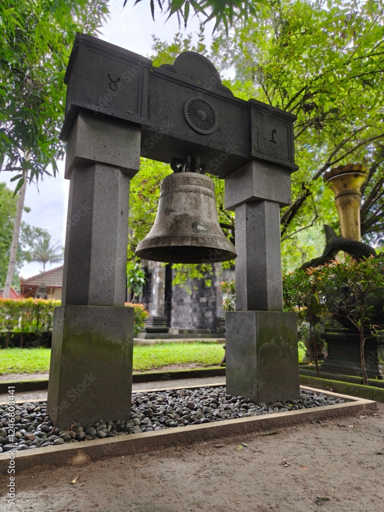 Obraz premium bell statue at mendut monastery