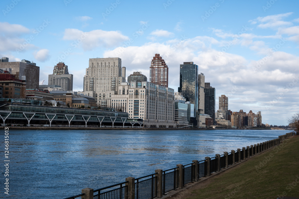 Naklejka premium A city skyline with a river running through it