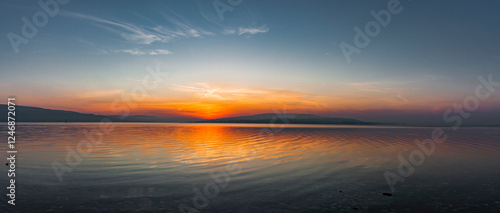 Sonnenuntergang im Abendrot auf der Insel Reichenau im Bodensee in Deutschland