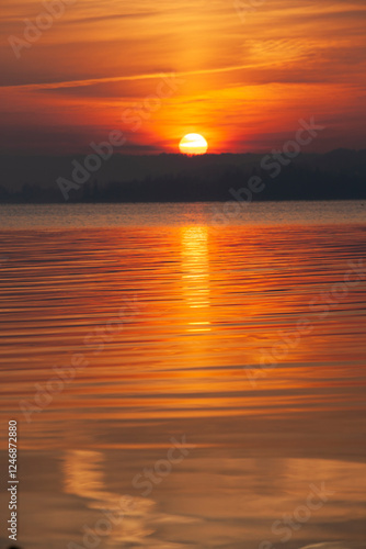 Sonnenuntergang im Abendrot auf der Insel Reichenau im Bodensee in Deutschland