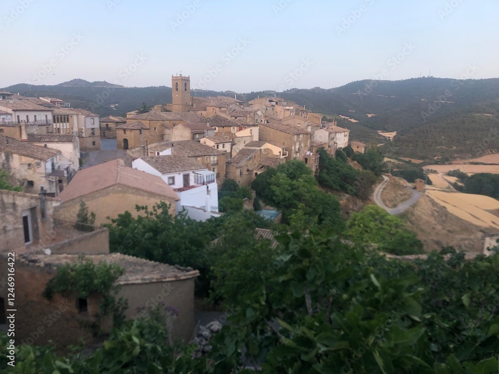 Fototapeta premium Alrededores de Cuenca, casas colgantes, arcos y detalles arquitectónicos.