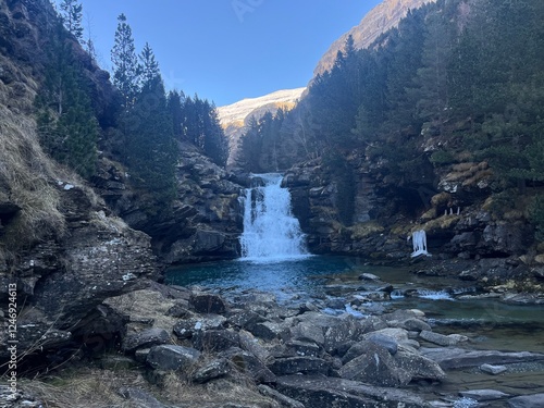 Parque nacional de Ordesa y Monte perdido. Camino helado y cola de caballo.