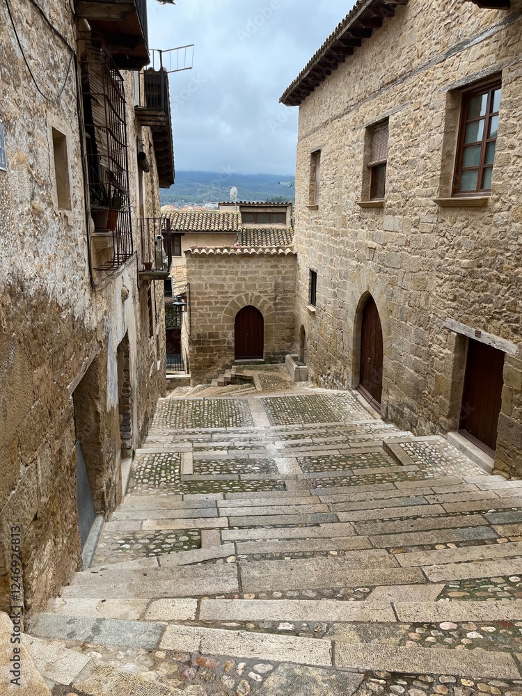 Valderrobres y Calaceite , comarca del Matarraña, casco viejo, iglesia, fachada y detalles de la calle Valderrobres y Calaceite , comarca del Matarraña, casco viejo, iglesia, fachada y detalles de la calle