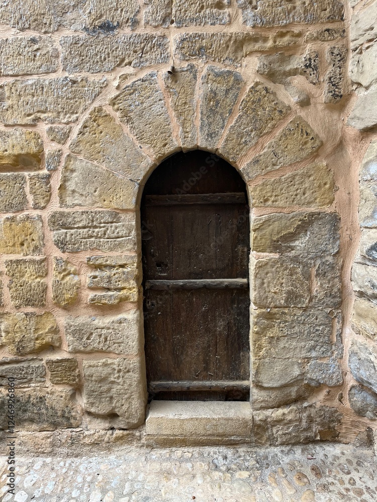 Valderrobres y Calaceite , comarca del Matarraña, casco viejo, iglesia, fachada y detalles de la calle Valderrobres y Calaceite , comarca del Matarraña, casco viejo, iglesia, fachada y detalles de la calle