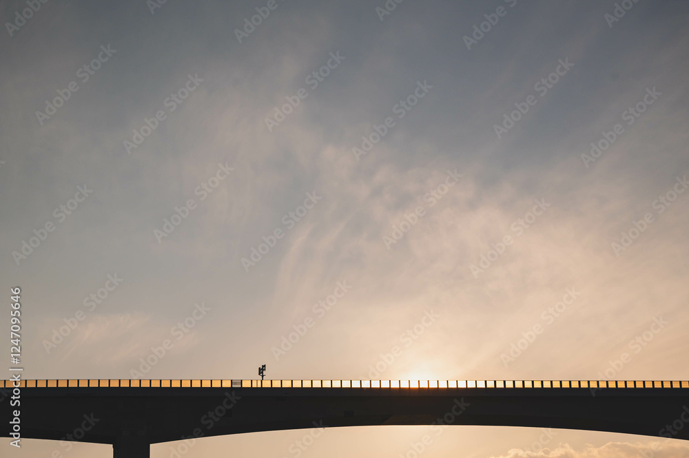 Fototapeta premium 夕暮れの高速道路