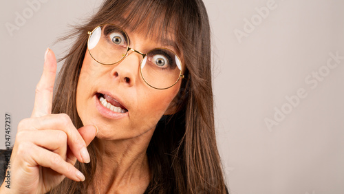 Schilderij op canvas Frau zeigt mit dem Zeigefinger