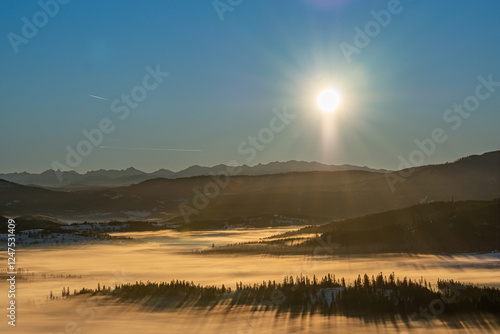 Fototapeta Naklejka Na Ścianę i Meble -  poranne mgły w górach