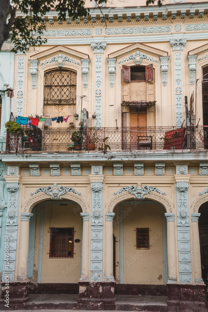 Obraz premium facade of a building in havana cuba