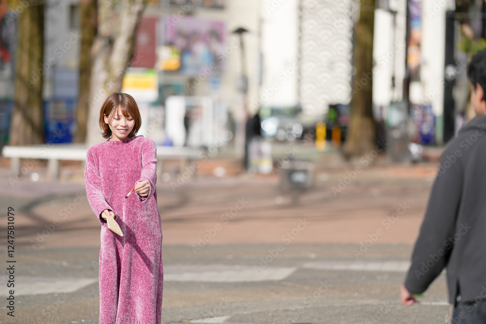 A Japanese man and woman in their 20s are playing hagoita, a traditional New Year's game, in a deserted park in Sakae, Naka Ward, Nagoya City, Aichi Prefecture. A Japanese man and woman in their 20s are playing hagoita, a traditional New Year's game, in a deserted park in Sakae, Naka Ward, Nagoya City, Aichi Prefecture.