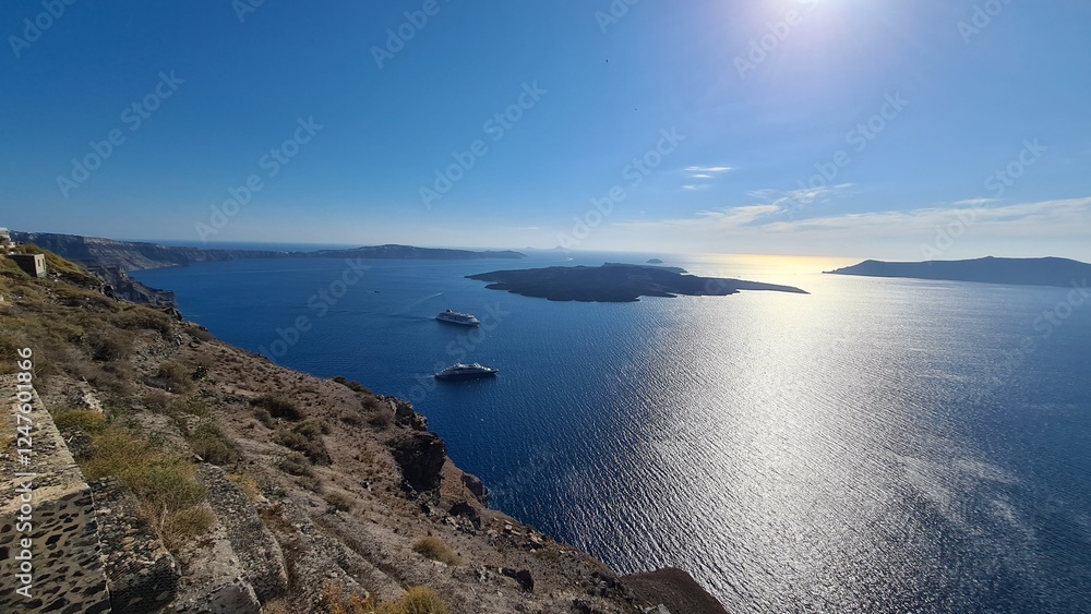 Santorini: A Stunning Blend of Volcanic Caldera and Beautiful Beaches 🌋🏝️🌊