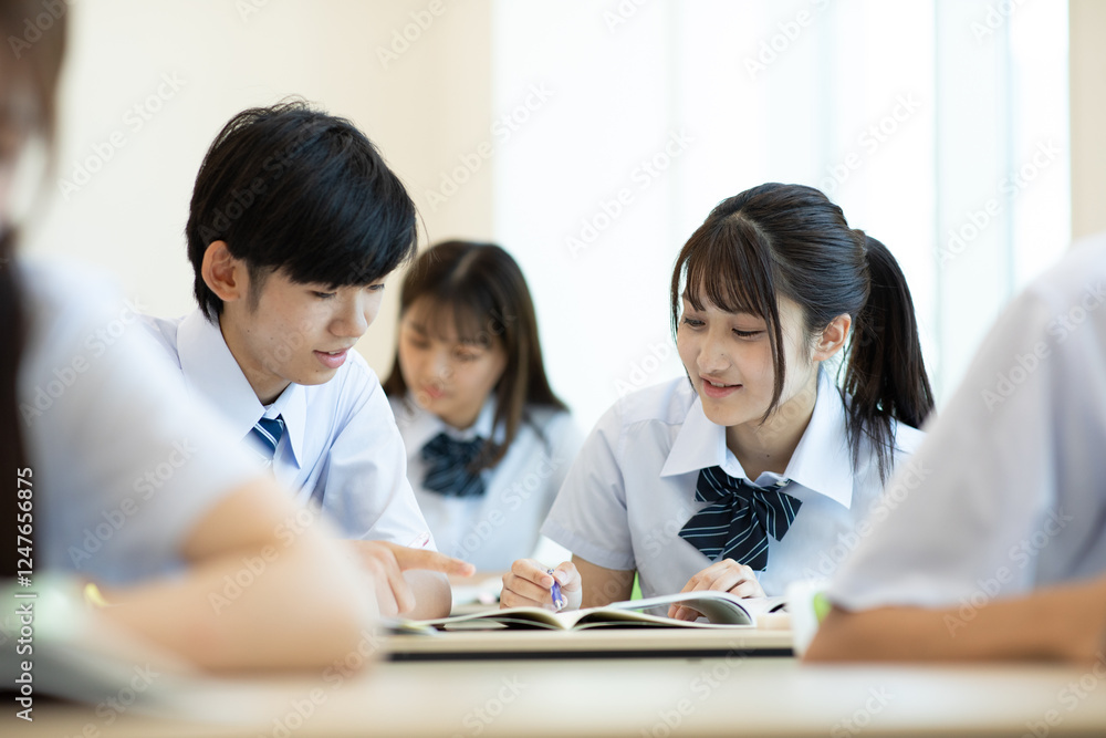 休み時間に教室で勉強する高校生 休み時間に教室で勉強する高校生