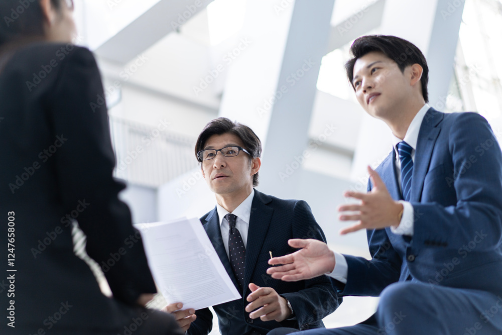 打ち合わせするビジネスマンとビジネスウーマン