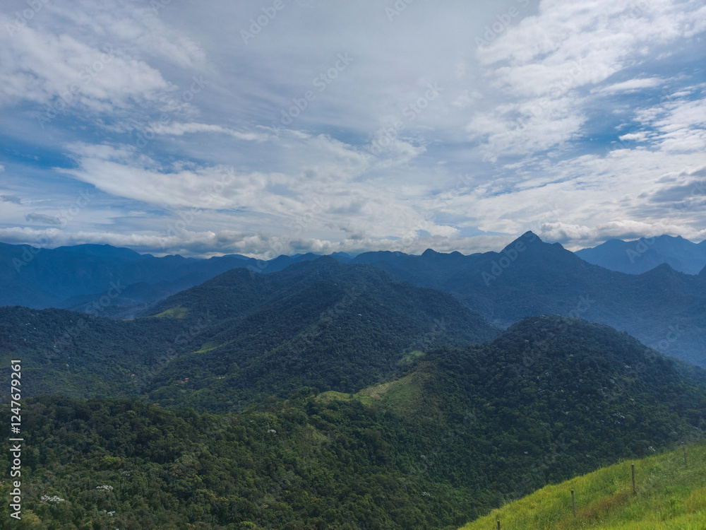 Naklejka premium mountain landscape in a cloudy day