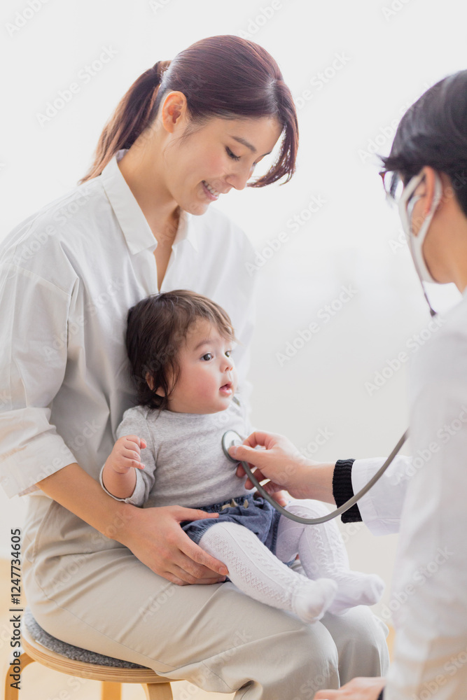 検診を受ける赤ちゃん 検診を受ける赤ちゃん