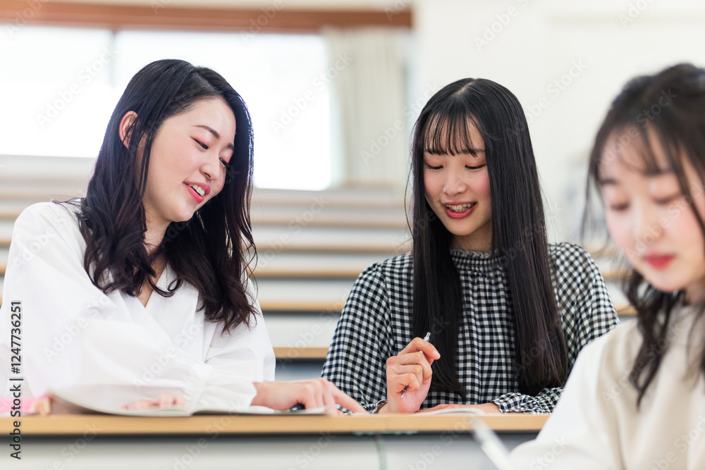 Obraz premium 講義室で談笑する大学生