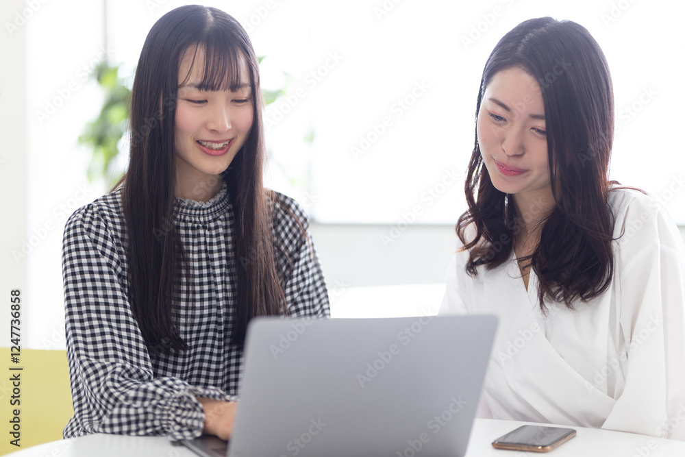 スマホを見る大学生 スマホを見る大学生