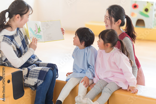 Cuadro en lienzo 読み聞かせをする保育士