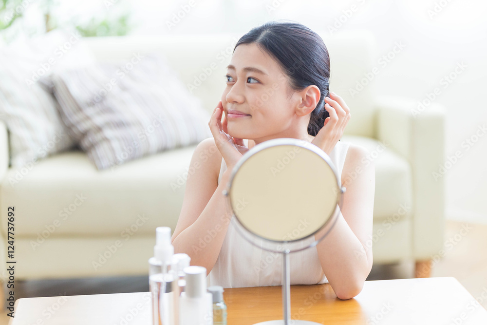 スキンケアする女性 スキンケアする女性