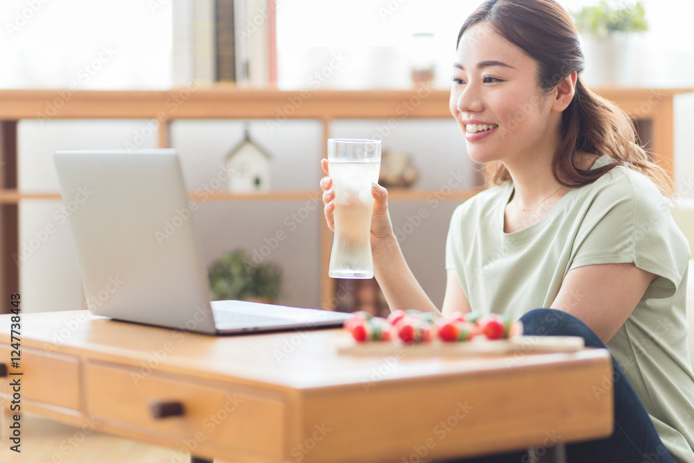 オンライン飲み会をする女性 オンライン飲み会をする女性