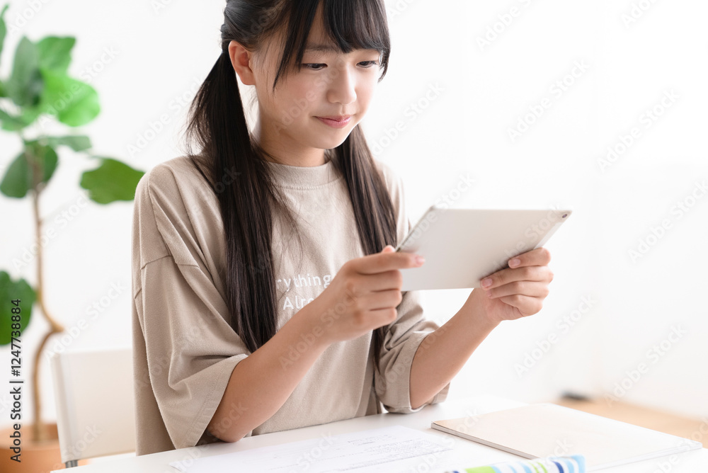 自宅で勉強する中学生