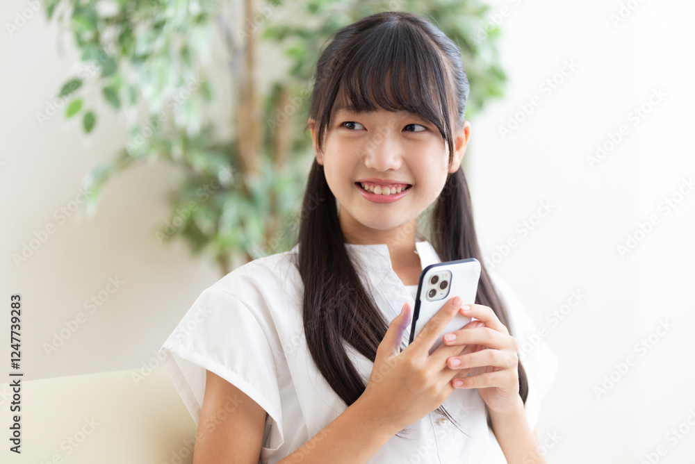 スマホを持つ中学生