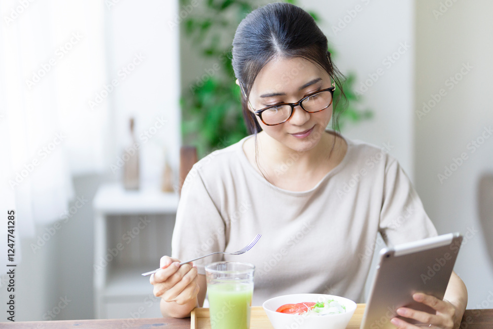 タブレットを見る女性 タブレットを見る女性