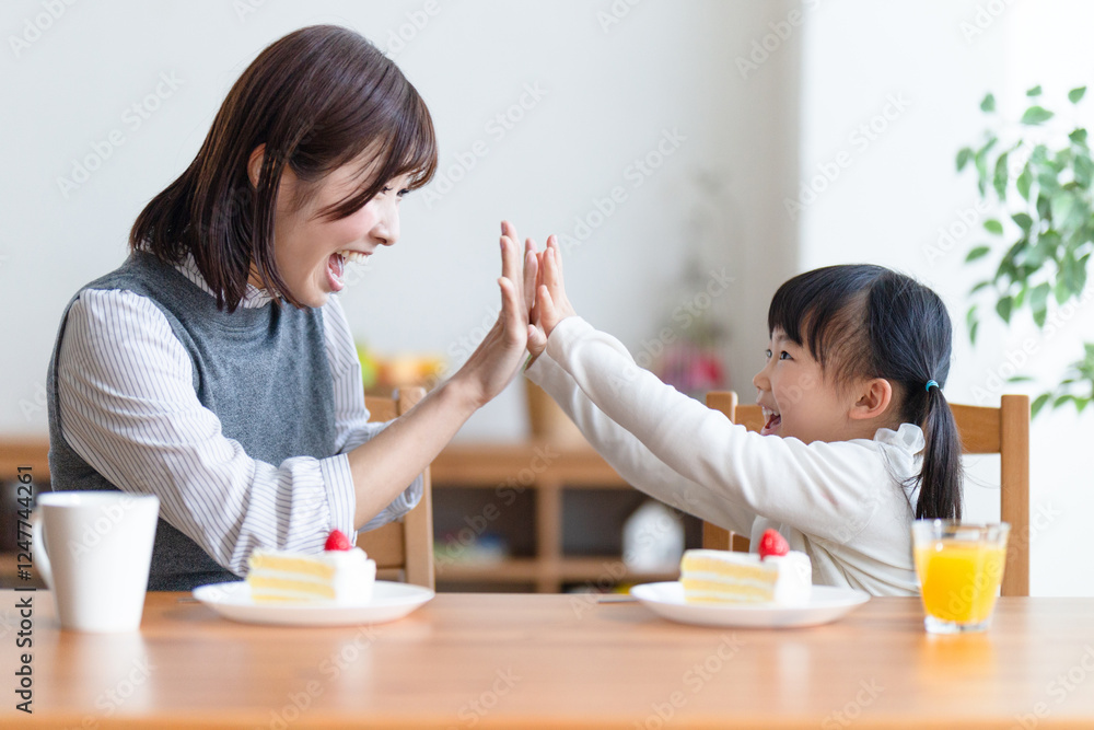 ケーキを食べる親子 ケーキを食べる親子