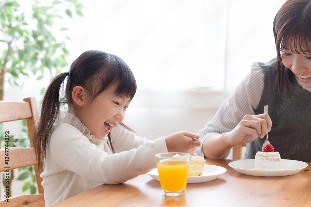 ケーキを食べる親子 ケーキを食べる親子