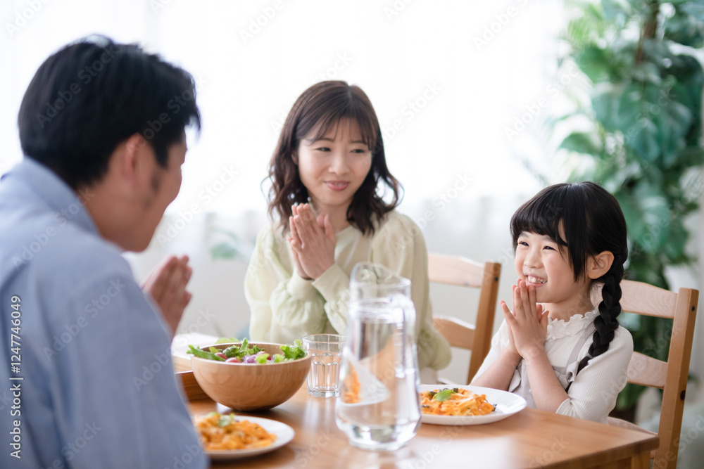 食卓を囲む家族 食卓を囲む家族