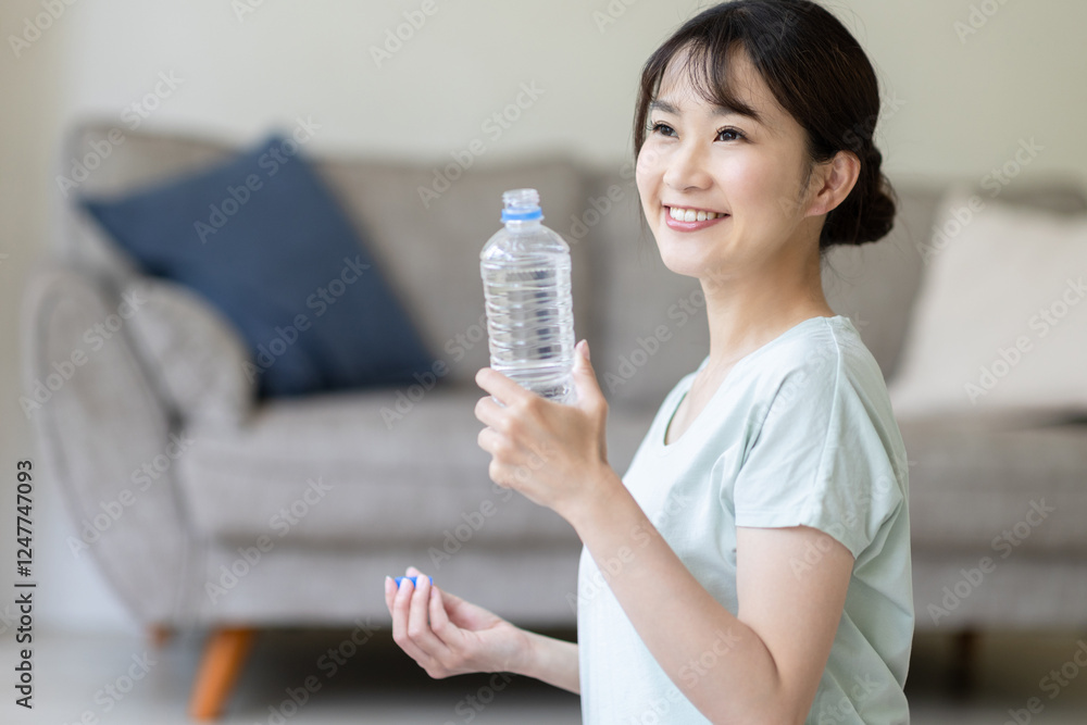 水を飲む女性 水を飲む女性