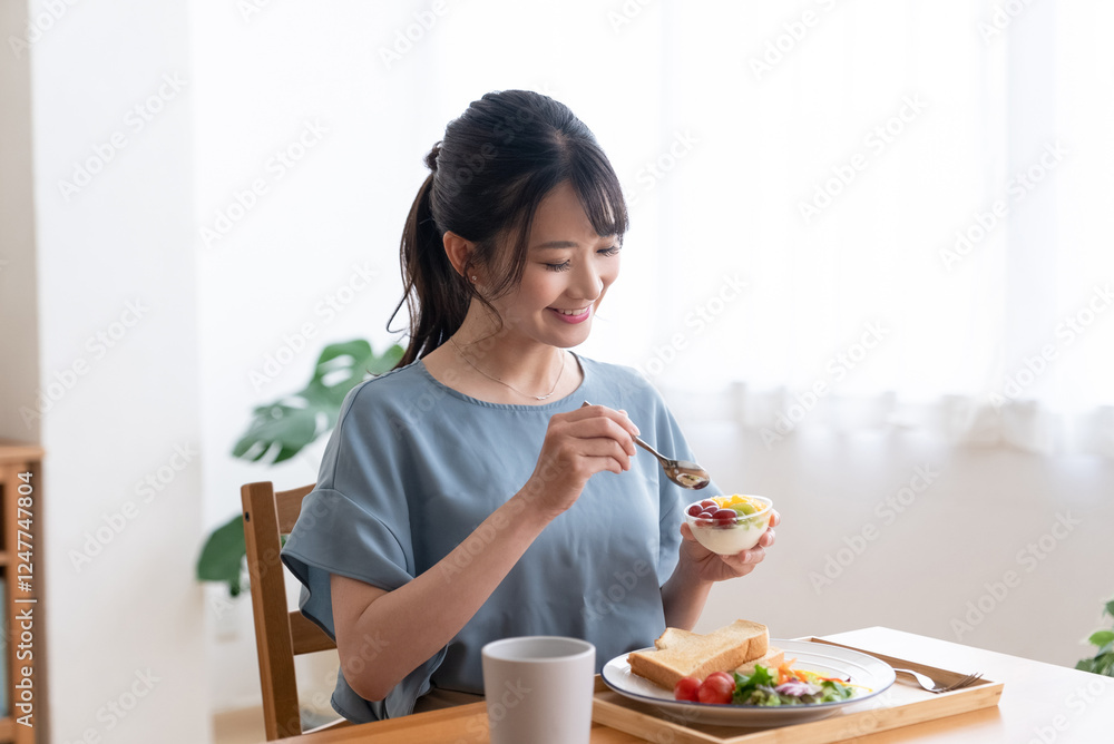 朝食を食べる女性 朝食を食べる女性