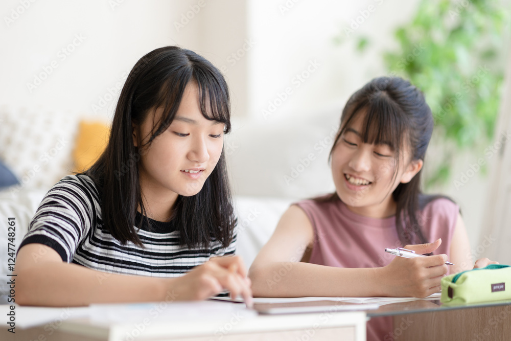 自宅で勉強する学生 自宅で勉強する学生