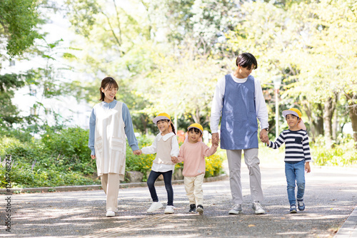 Fotografie 公園を散歩する保育士と園児