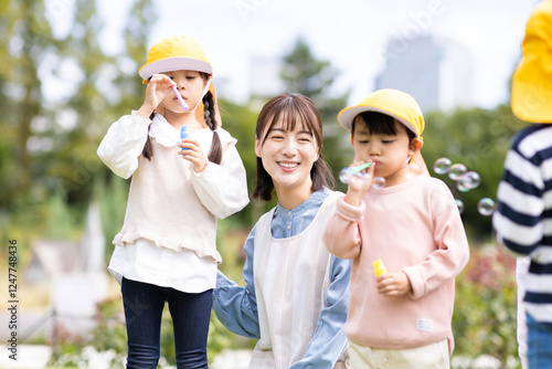 公園で遊ぶ保育士と園児