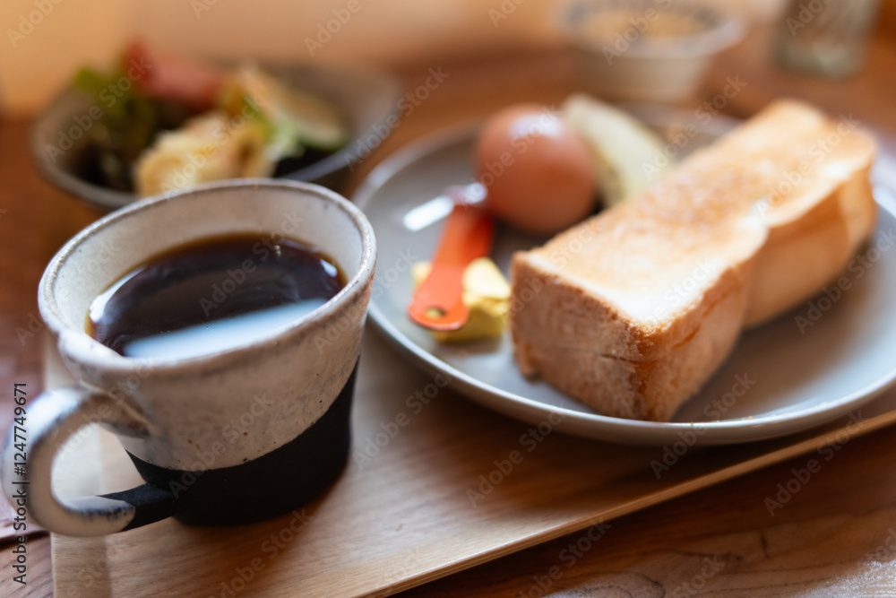 トーストとコーヒーを飲む朝食 トーストとコーヒーを飲む朝食