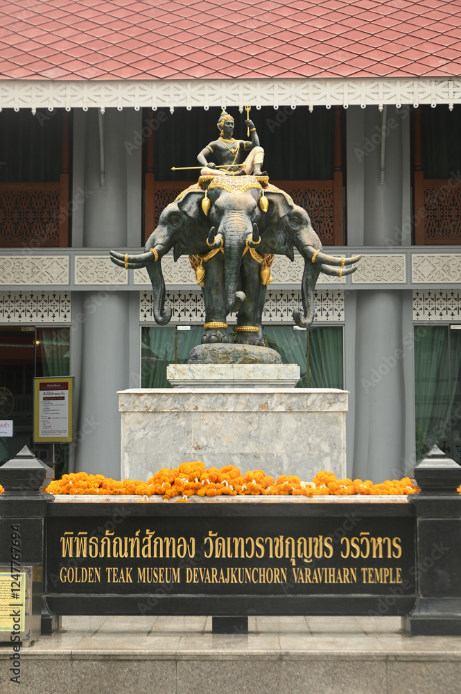 Φωτογραφία Indra held Vajiravudh as his personal weapon sitting on an Erawan elephant At Wat Thewarat Kunchorn Worawihan