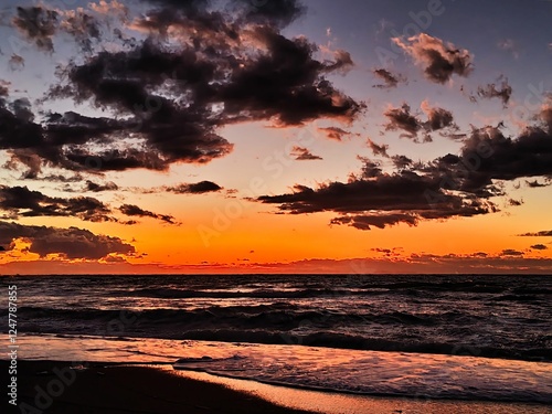 夕焼けと海が織りなす美しい瞬間 photo