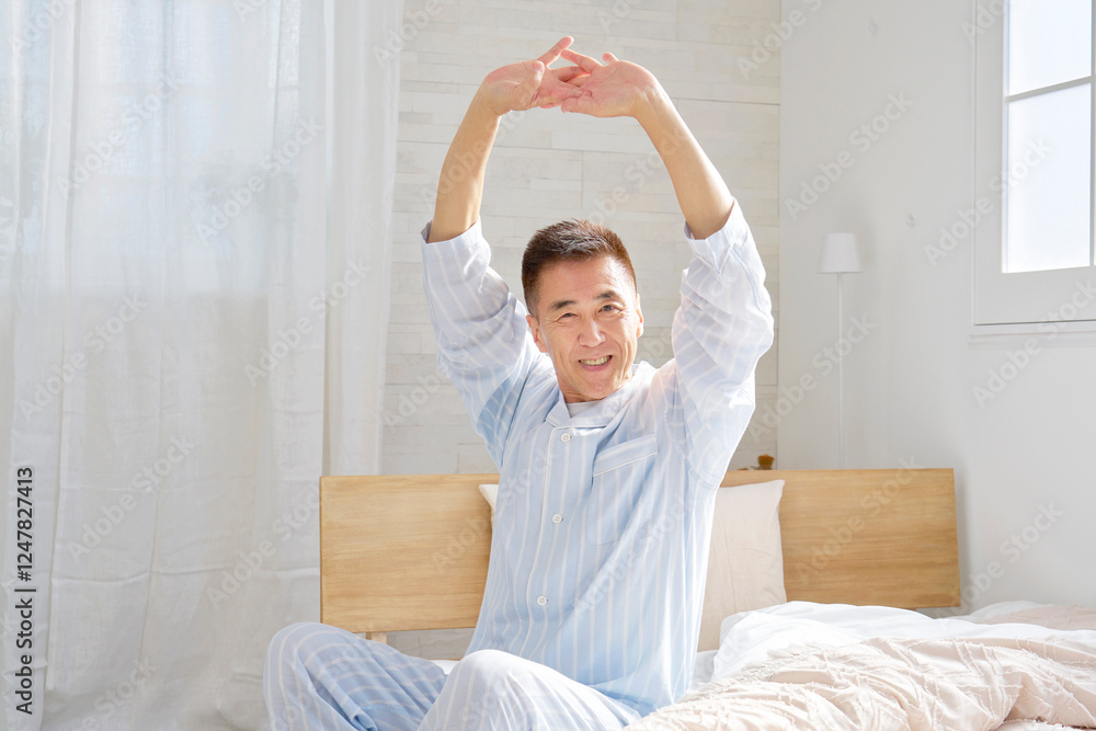 中年の男性 伸び 起床 中年の男性 伸び 起床