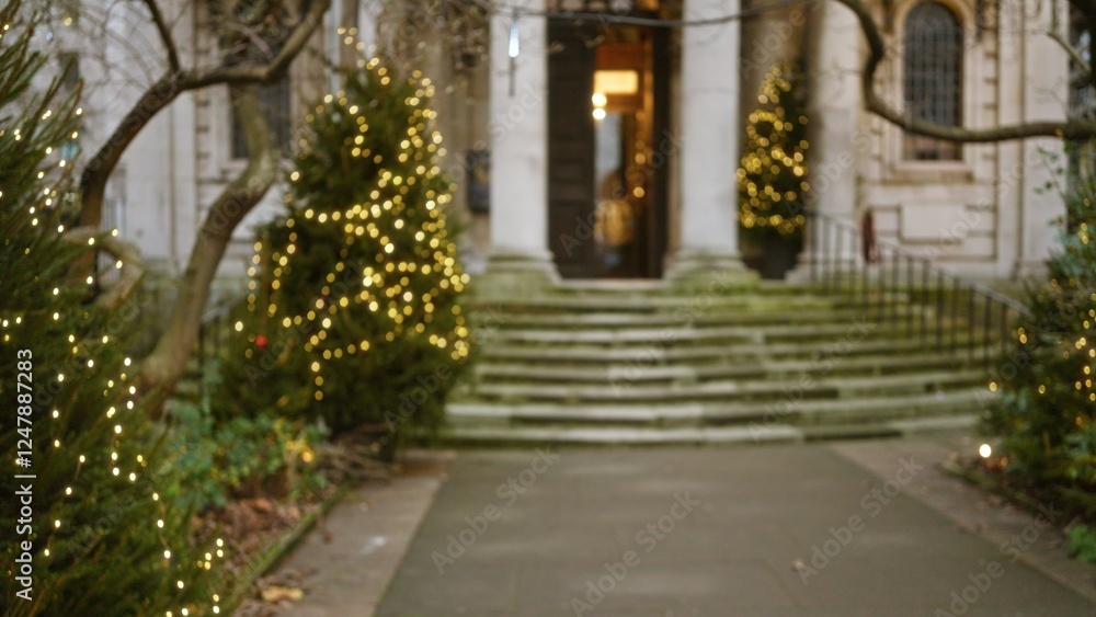 Obraz premium Blurry view of a london street adorned with christmas lights and decorations, capturing a festive winter atmosphere with bokeh effect amidst historical architecture.