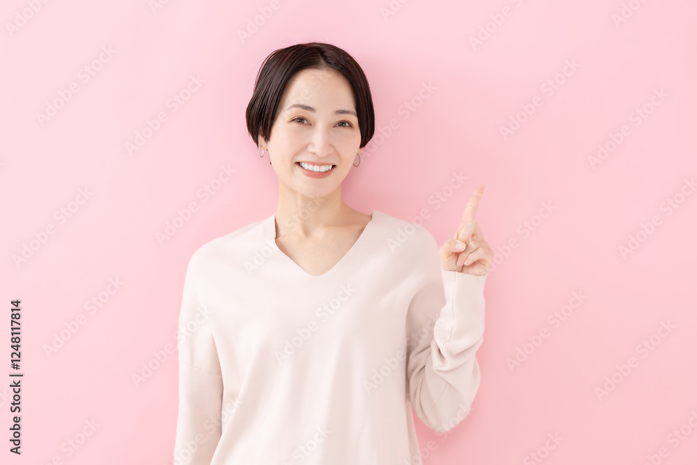 指差す女性・ピンクバック 指差す女性・ピンクバック