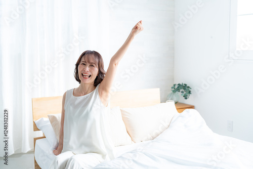 Wallpaper Mural ベッドに座る日本人シニア女性 Torontodigital.ca