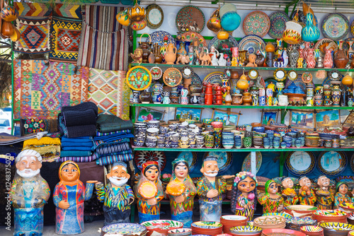 Foto Typical ceramic colorful souvenirs selling with traditional national ethnic Uzbe