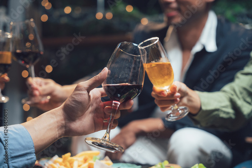 Foto Cheers to Connection:  A close-up shot of friends clinking glasses filled with wine and champagne,  glowing with joy and camaraderie during a casual gathering