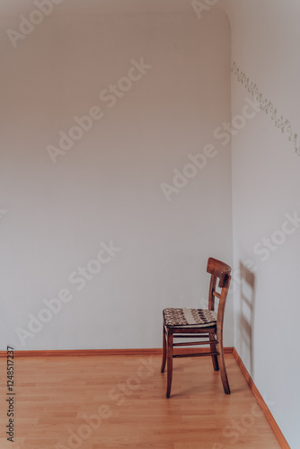 Raum mit Holzstuhl