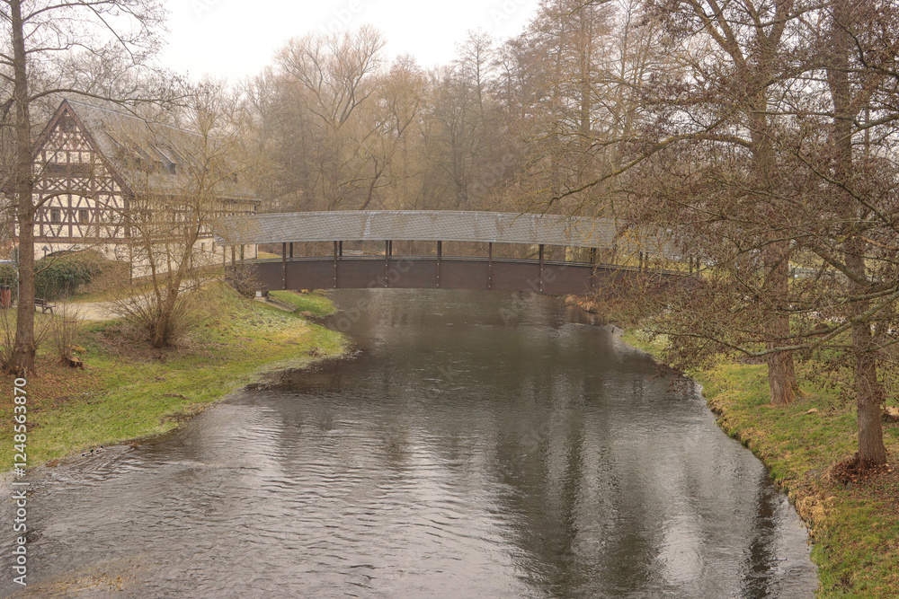 Winter an der Weissen Elster im vogtländischen Weischlitz; Holzbrücke mit Fachwerkscheune