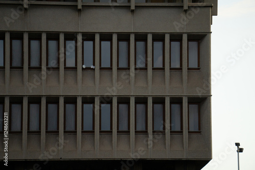 Facciate di palazzi moderni con geometrie ripetute, finestre, balconi o condizionatori