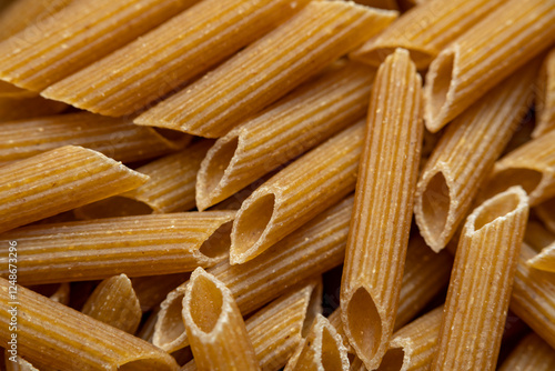 Imagen detalle de pasta integral en forma de macarrones rayados
